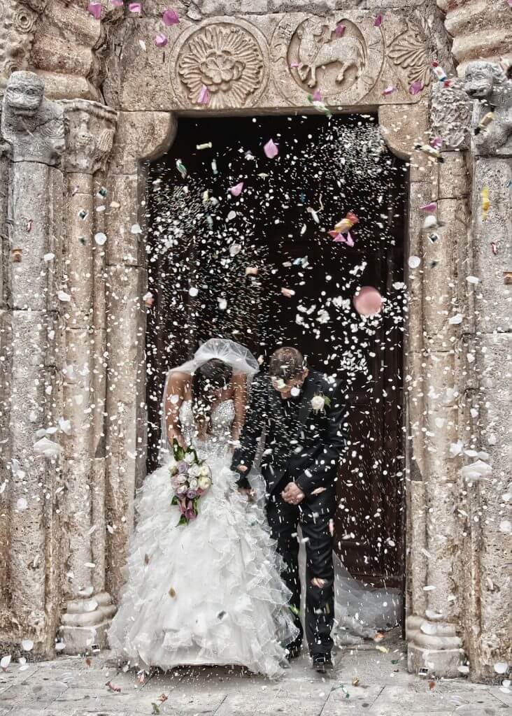 Czech wedding tradition throw rice